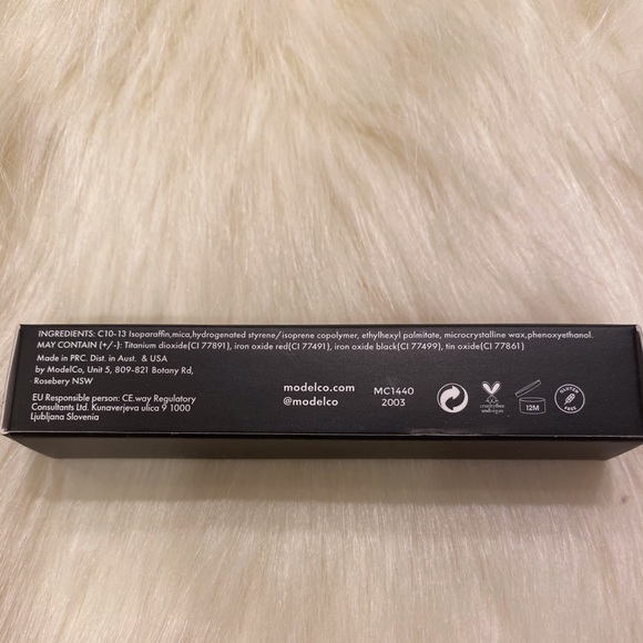 ModelCo Liquid Metal Eyeshadow in Champagne - Picture 2 of 7